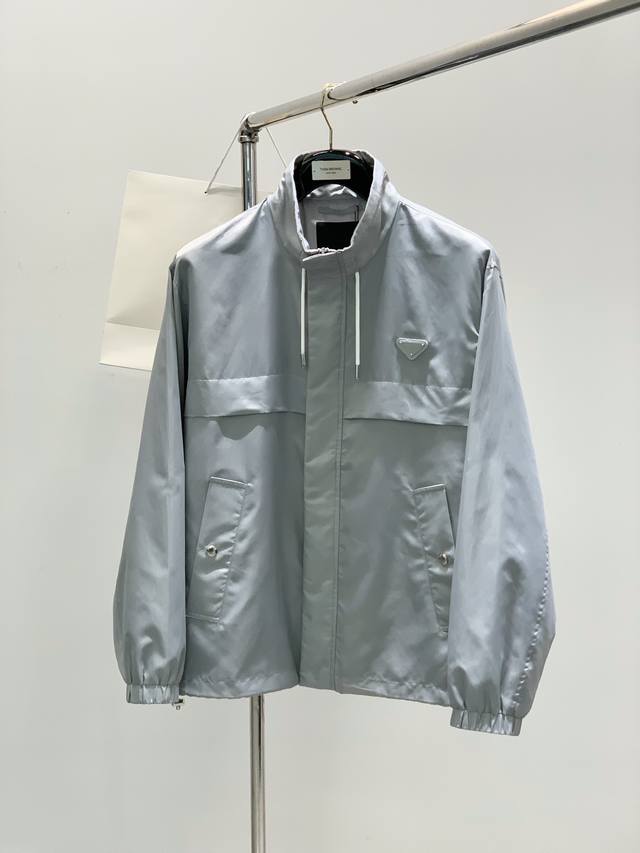 颜色：黑色，灰色 ，Prada 普拉达，2025春季最新品，专柜同步有售，时尚休闲夹克外套，进口原版面料，做工极为复杂，唯一可以做代购级别的渠道狠货，顶级印花工