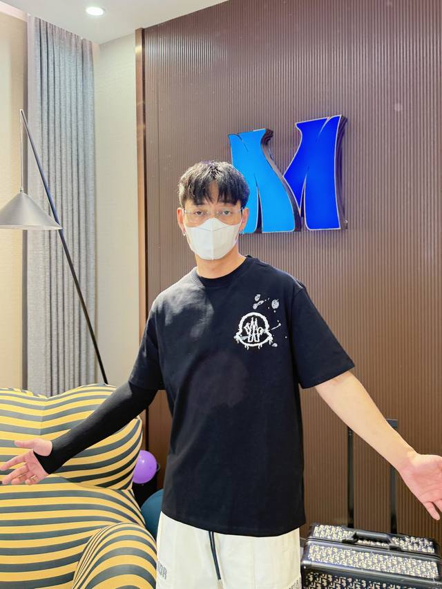蒙口 三标齐全。 2025夏季新款最新品短袖，专柜同步有售，原单狠货，时尚进口原版科技面料，上身舒适透气，原版定制五金辅料，上身帅气有型，三标齐全，推荐款，档次