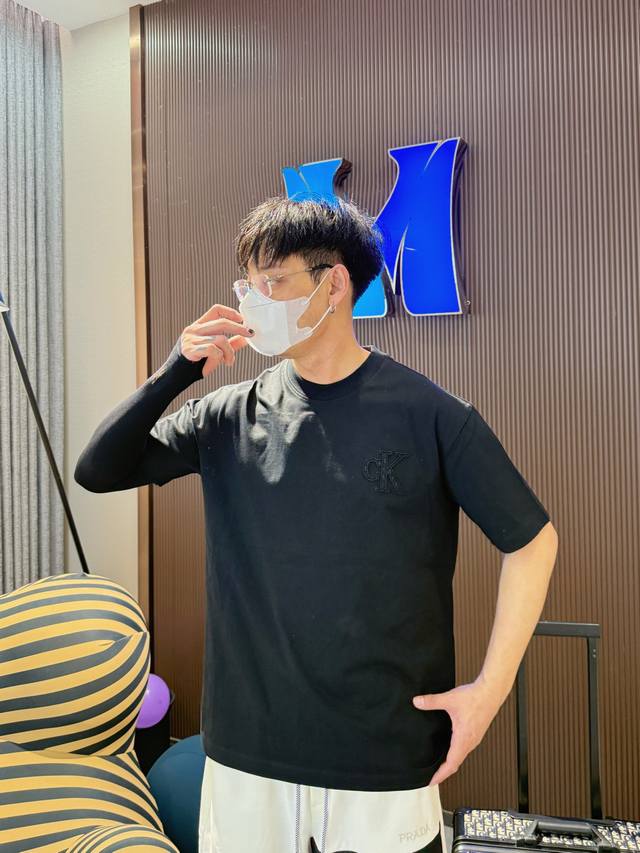 Ck 三标齐全。 2025夏季新款最新品短袖，专柜同步有售，原单狠货，时尚进口原版科技面料，上身舒适透气，原版定制五金辅料，上身帅气有型，三标齐全，推荐款，档次