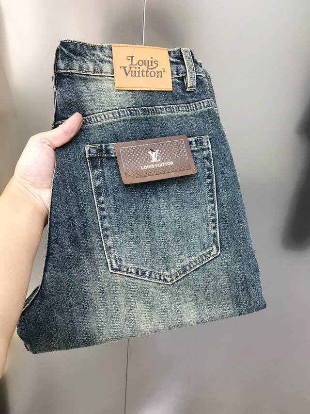 Lv 路易威登新款男士宽松直筒牛仔裤 官网同步简洁时尚 爆款 高端定制 原单狠货 绣Logo皮标设计 定制进口丹宁水洗牛仔纯棉面料 原版辅料 做工精细 酷劲活力