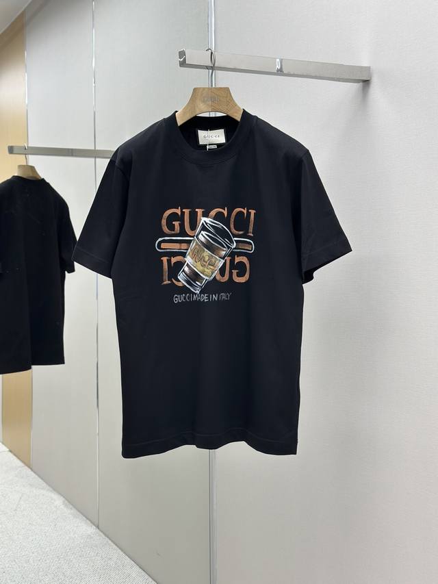 Gucc1 25Ss春夏新款首发专柜最新款短袖圆领T恤 高端订制 设计前卫时尚！品牌Logo重工艺设计 高端定制230克面料.手感柔软.穿着舒适.专柜级别精致车