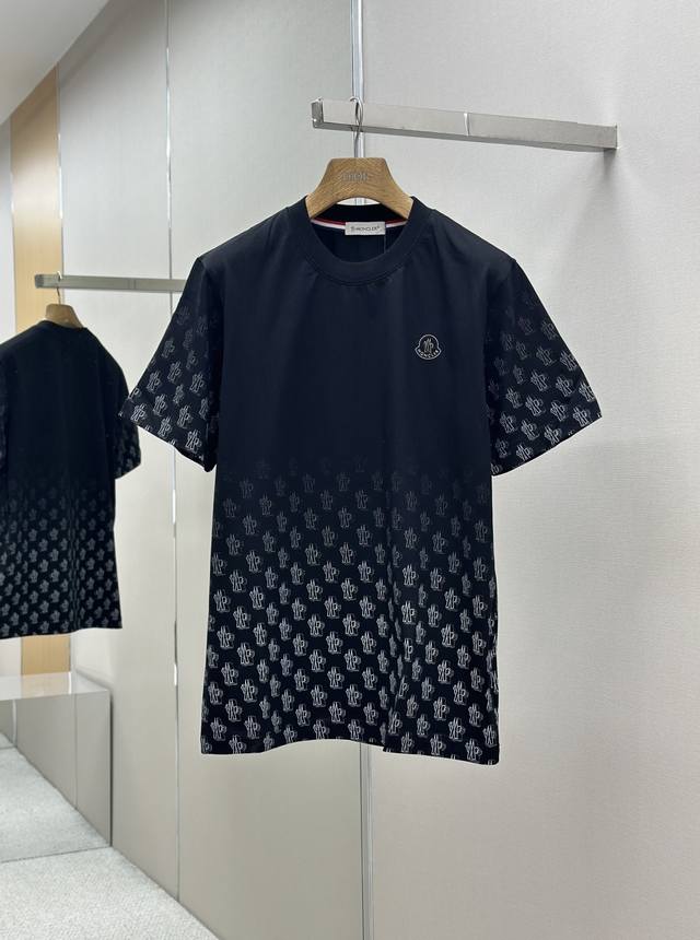 Monc1Er 25Ss春夏新款首发专柜最新款短袖圆领T恤 高端订制 设计前卫时尚！品牌Logo重工艺设计 高端定制230克面料.手感柔软.穿着舒适.专柜级别精