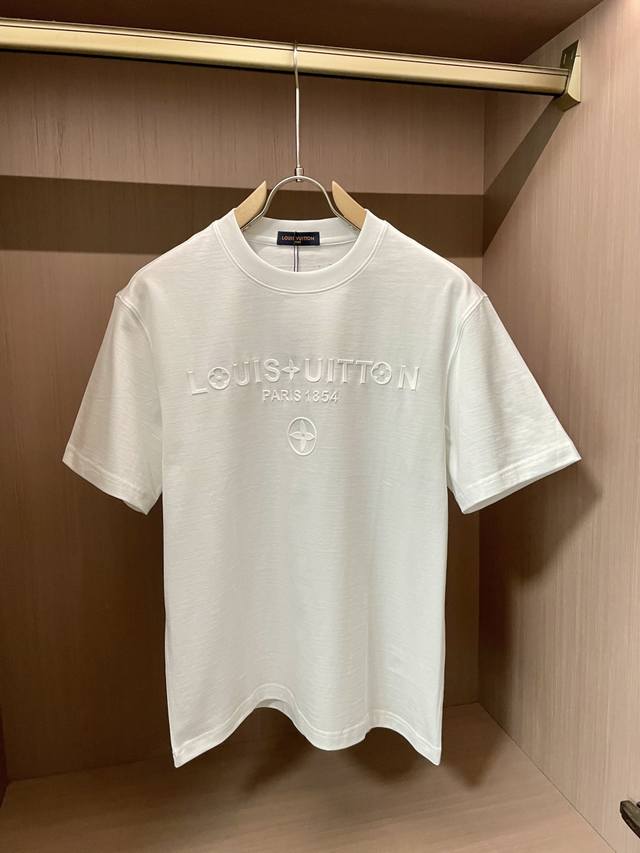 Lv 官网同款 官网同款 官网同款 重磅推荐！2025Ss夏装新品 专柜在售 最新系列图案Logo短袖T恤 必须人手一件的节奏！进口顶极精梳棉面料，极为亲肤舒适