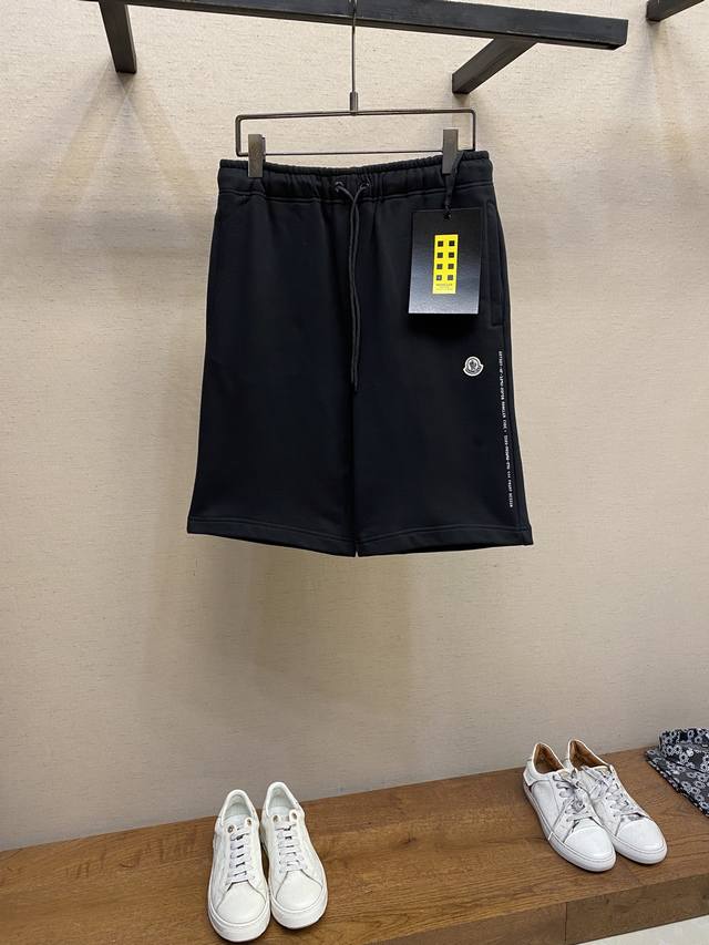 Moncler、藤原浩联名棉质饰章短裤 面料选择： 采用100%纯棉打造，表面经过起绒处理之后形成的棉质抓绒面料，其触感柔软细腻，绒毛分布均匀。棉纤维的天然结构