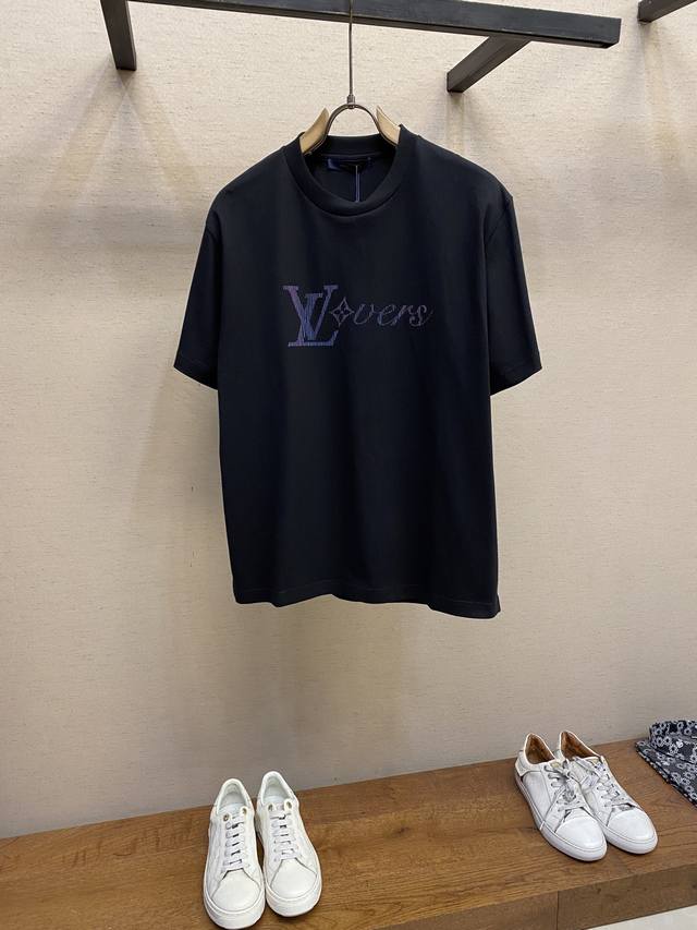 LV路易家2025Fw 3Ｄ打印渐变色印花 本款 T 恤以分饰前后的 1V Vers 标识和 1V Monogram 花卉图案展现色彩律动，彰显贯穿当季的虹彩美