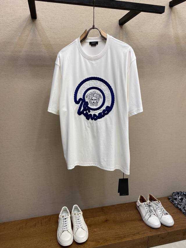 Versace、新款范思哲重工万针精致刺绣宽松圆领短袖 纯棉舒适面料 百搭休闲 男女同款 尺码：S-Xl