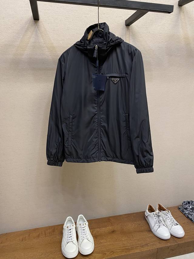 Prada、2025新款男士休闲定制夹克外套。穿上简约干练的休闲外套，瞬间重回时髦霸气，又是活力满满的状态。史前最流行的小立领拉链设计，面料全部需要定制，奢华感