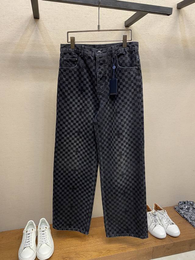 LV 新款植绒马赛克牛仔裤 为水洗复古丹宁布铺陈深浅不一的 Damier 植绒图案，再将 Marque L.Vuitton DéPoséE 标识融入其间。珠光扣