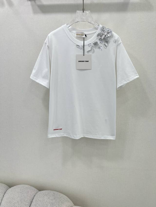 Shu Shu*Tong25早春新品水钻串胶花装饰短袖T恤 极简有亮点 下摆品牌刺绣 单穿或者打底都很适合 属于每个人都需要的一款T恤 呈现出超前又俏皮的时尚感
