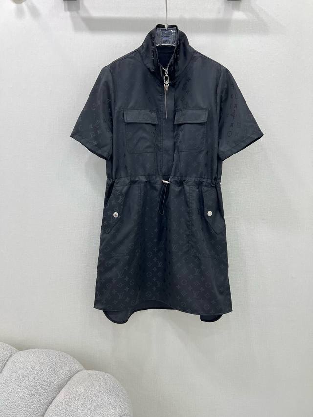 Louis Vuitto*N 24新款飞行旅行系列立领工装短袖连衣裙 暗纹老花印花 半拉链腰部抽绳设计 立体定位裁片拼接 全方位精致定位 上身超级遮肉显瘦 超拉