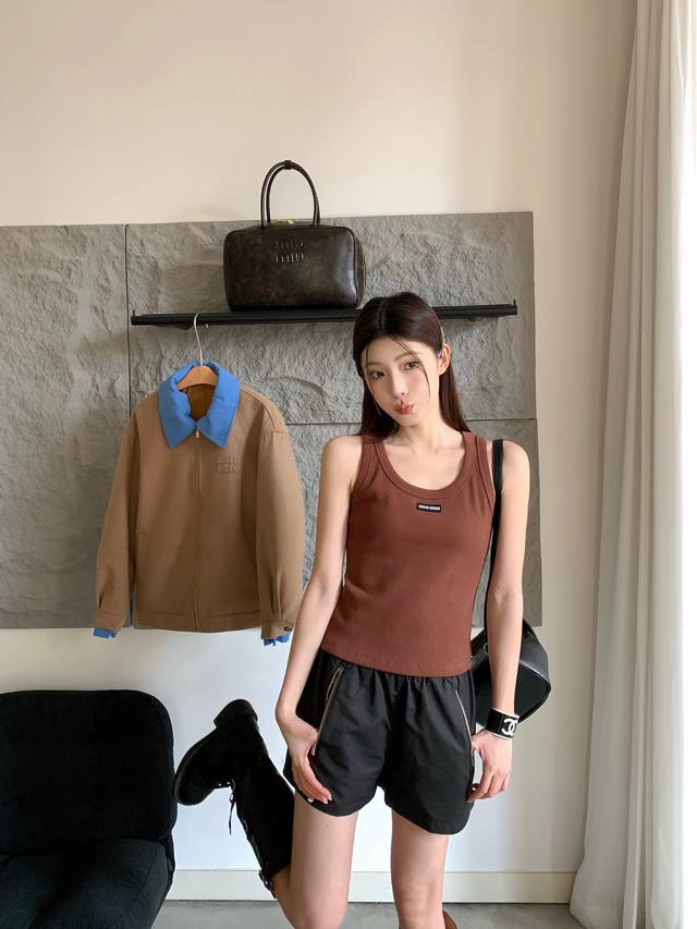 Miumi* 25Ss春夏新款 字母微标罗纹棉质背心上衣丨独家高版出品！采用罗纹纤维棉质混纺面料罗纹饰边双头钩针下摆细节正面饰有标志性贴绣徽标字母点缀增添别具一