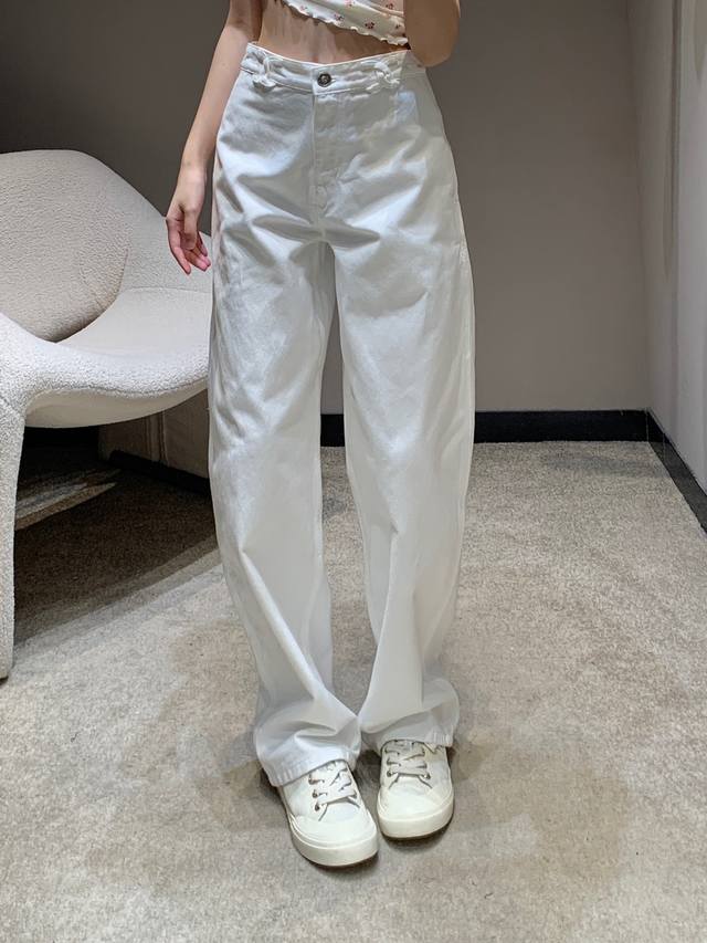 Chane* 25P早春新品 腰间Logo牛仔裤丨独家Yb开发！高版出品！这条牛仔裤是非常难做的一条牛仔裤，整条牛仔裤看起来虽然是白色的，但是要经过三道水洗工艺