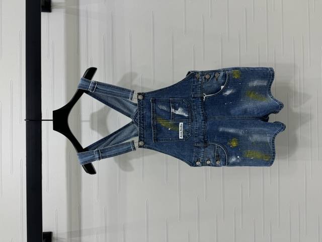 上新原单高端品Acne Studio*2025春夏最新系列！复古牛仔背带裙 定制斜纹棉质牛仔面料 上身舒适透气 多重水洗 呈现复古牛仔蓝 纹理做旧清晰 饰以品牌