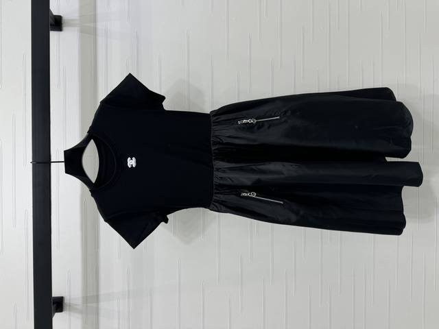 上新原单高端品质 Chane* 2025春夏最新系列！圆领短袖连衣裙！定制进口环保再生尼龙材质 质感高级 挺括有型 圆领短袖连衣裙 正肩长款设计 上下拼接不同面