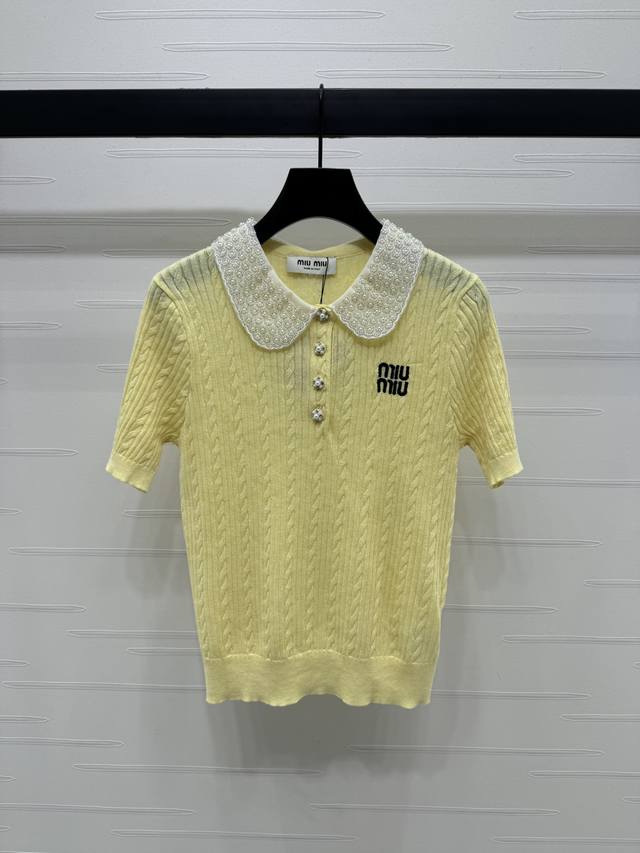 上新原单高端品Miumi*2025春夏最新系列！重工订珠娃娃领针织短袖！定制Yb冰丝针织材质 质感上乘 半开襟领口定制珍珠纽扣设计高级简约 胸前撞色字母Logo