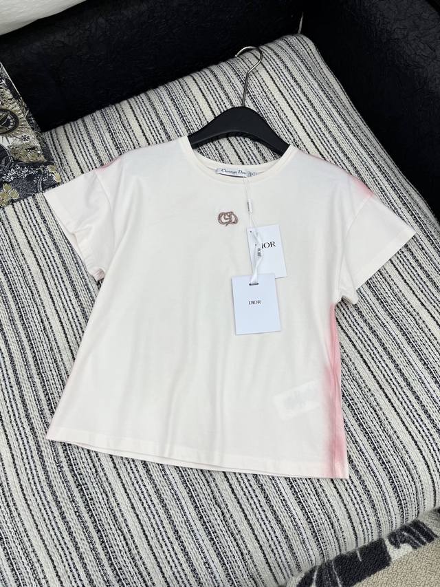 爆款现货 原单品质 Dio*｜2025新品珊瑚袖扎染圆领刺绣 定制Yb全棉材质 透气舒适 质感十足 常规短袖T恤裁剪 凸显品牌格调 采用克重纯棉制成 略带有弹力