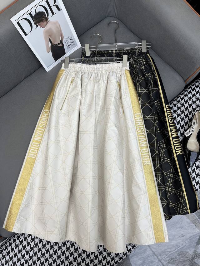 Dio* 25Ss新款大裙摆半身裙 定制金线菱形提花面料 侧边字母织带拼接装饰 休闲版型 两色三码Smla807P