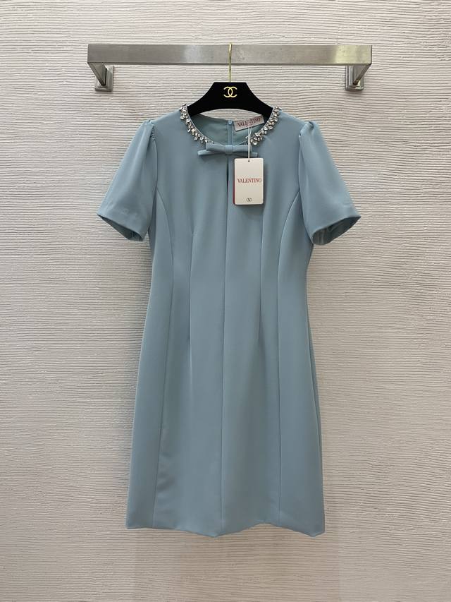 款号G25040952 Valentin*O华伦家新款 高端定制重工镶钻边蝴蝶结装饰时尚减龄修身显瘦泡泡袖短袖连衣裙！杏色、蓝色、黑色、 M码：胸围84～88，