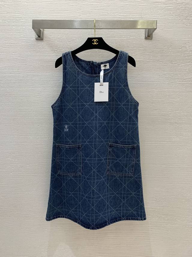 款号G25040652 Dio*新款高端定制洗水牛仔棉格纹印花经典Cd小蜜蜂刺绣标志A字版型宽松百搭无袖背心连衣裙！ M码：胸围94，裙长83
