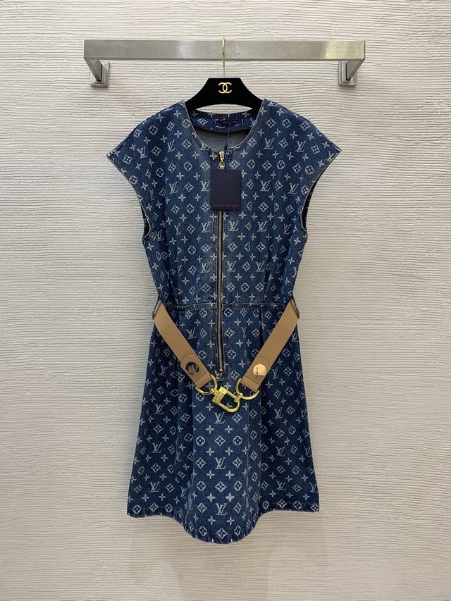 款号D25040678 Louis*驴家Lv新款 满身老花字母Logo印花前襟拉链设计搭配金属锁扣腰带收腰牛仔连衣裙！ M码：肩宽53，胸围98，腰围76，裙长