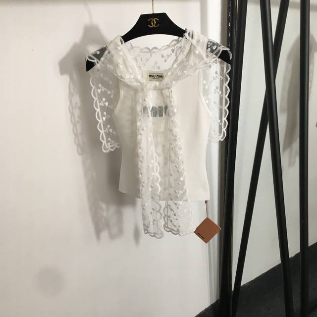 款号20251654 Miumi*新款 蕾丝网纱披肩 亮片钉珠Logo贴布针织背心，白色，粉色，黑色，Sml， Ｓ码：胸围62，长47