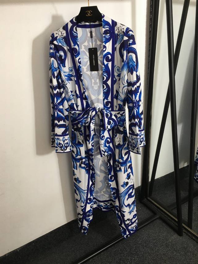款号6105 Dg*新款 复古花纹印花系带收腰长款开衫 睡袍丝质外套，红色，黄色，蓝色， 均码；肩宽51，胸围108，袖长51，长123