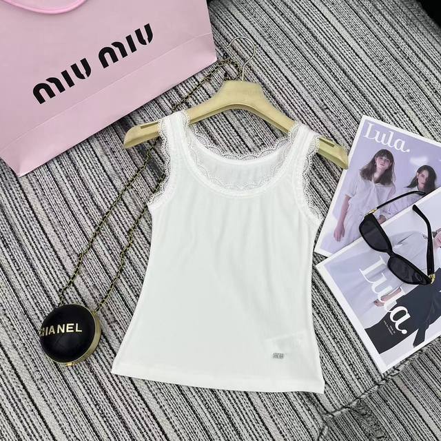 强烈推荐 25年早春夏系列 Miu*新款拼蕾丝背心上衣 钻字母Logo点缀 两色Sml