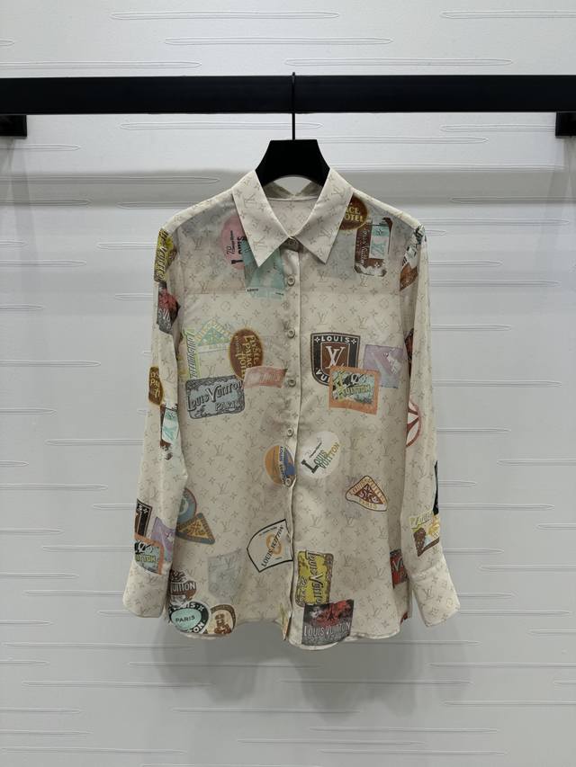 上新原单高端品质Louis Vui*Ton 2025春夏最新系列！活性印花徽标衬衣！定制进口轻薄飘逸雪纺纱材质 质地轻薄舒适 飘逸轻盈 翻领宽松衬衫版型 成衣报