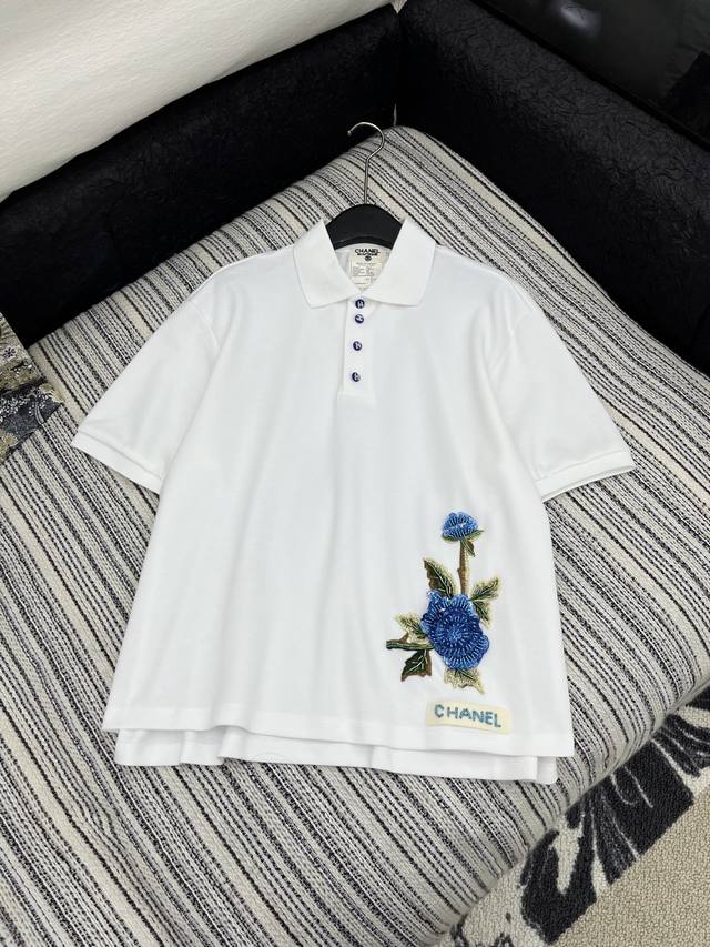 爆款现货 原单品质 Chane*｜2025中古系列重工翻领Polo短袖上衣 定制Yb原生朱地全棉材质 自带网孔肌理 完美还原Yb 透气舒适 上衣裁剪 不规则裁剪