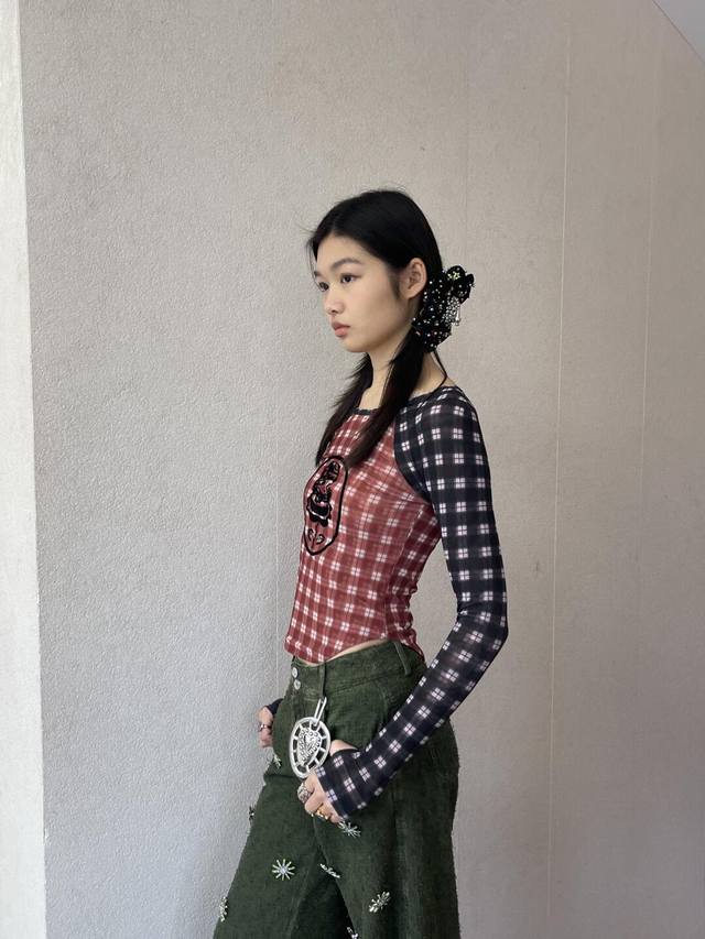 Chopova Lowena 2025Ss春夏新款 植绒印花插肩格纹网纱长袖T恤丨独家高版出品！这件打底衫太好看啦！配色超级美！出片效果打满分！非常个性独特贴身