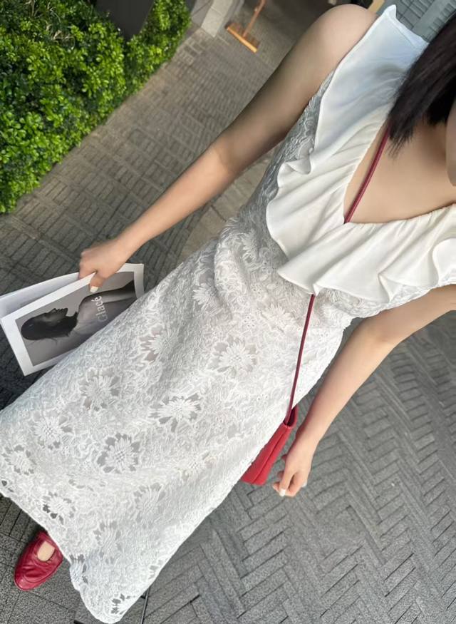 爆款上新 天丝镂空刺绣系带收腰连衣裙 V领醋酸荷叶边 很减龄 面料：详见洗水唛 尺码：S Xl
