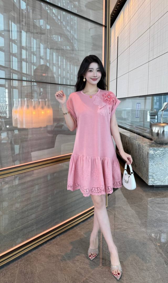 黑色 粉色 S~Xl 4个码 --夏季新款胸前钉珠立体花朵下摆设计拼接水溶花显瘦气质A字连衣裙。高端大气上档次，甜美减龄 简约而不简单的设计， 超美腻大爱一款~