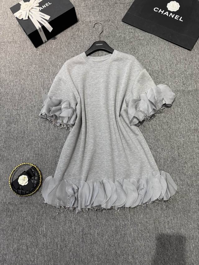 甜系木耳边连衣裙！ 新潮时尚圆领设计～袖口裙摆木耳边流苏钻点缀～仙气阔版型显瘦连衣裙！米杏色｜灰色 Smlxl