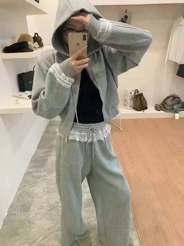 时髦运动风蕾丝拼接休闲套装 版型松弛休闲感十足，上身舒适，分开搭配也好看，懒人出门装，落肩袖削弱肩膀和后背的厚厚重臃肿感，宽松慵懒卫裤，宽松休闲版型，打造立竿见