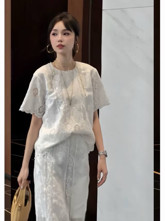 时尚气质亚麻蕾丝镂空刺绣套装，上衣搭配半裙，精致蕾丝花纹尽显优雅气质，细节处花边装饰增添柔美 Smlxl