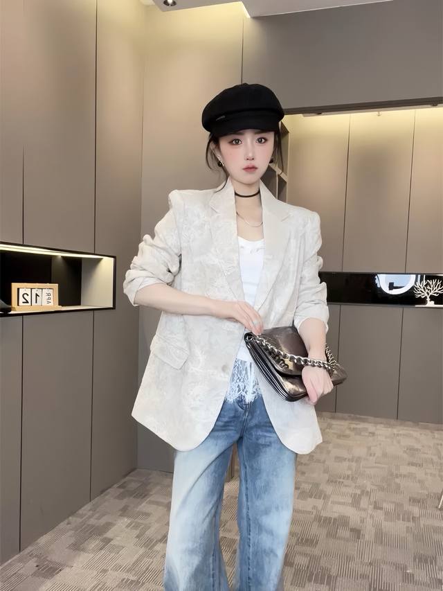 无敌爆款 提花刺绣翻领西装外套 面料图案凸显中式风格丰富层次感浮雕肌理 宽松廓形对身材无挑剔 大方气质百搭 杏色Smlxl