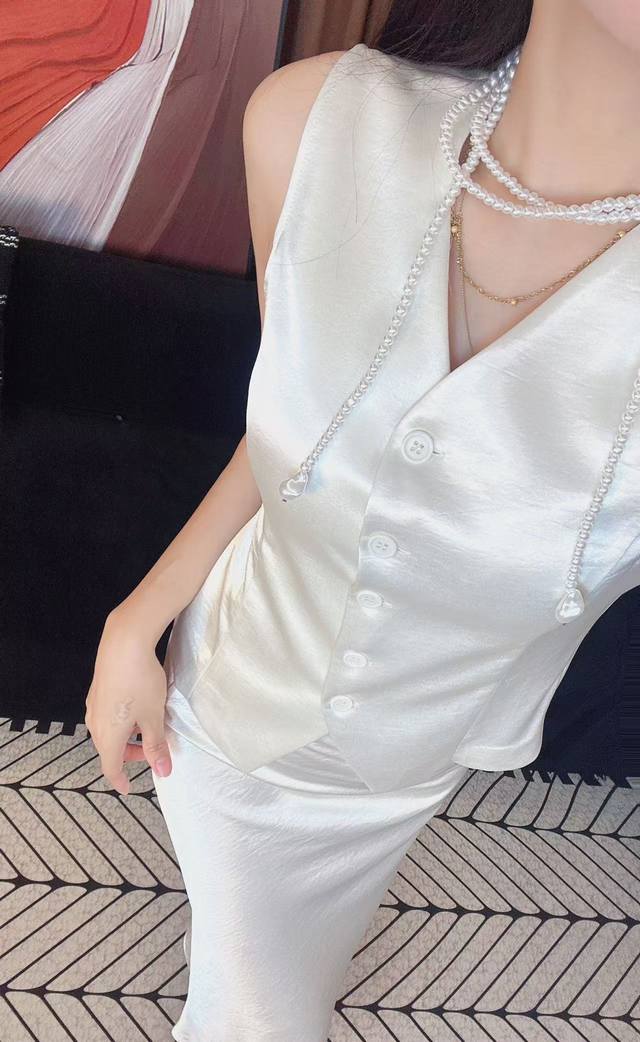 新款，醋酸缎面轻奢醋酸马甲女修身显瘦高级感背心马夹春夏季Smlxl黑色白色灰色紫色