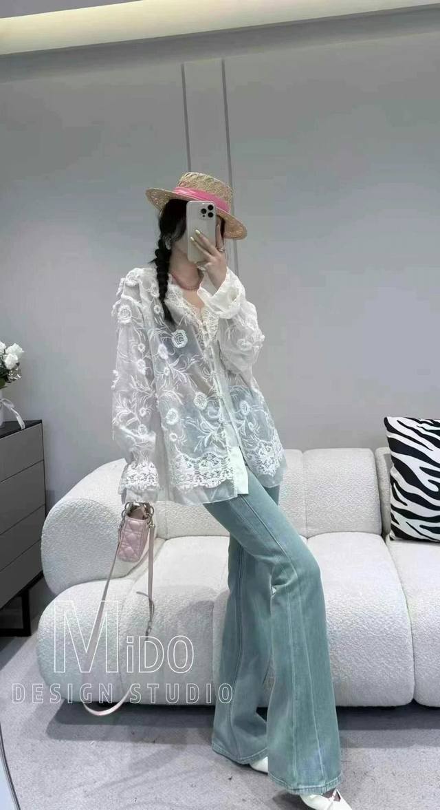 爆款来袭！时尚V领立体花朵蕾丝衬衫，以V领设计展现优雅颈部线条，布满衣身的立体花卉蕾丝精致浪漫，泡泡袖增添甜美感。轻薄材质透着朦胧美感，复古中带着温柔气质，尽显