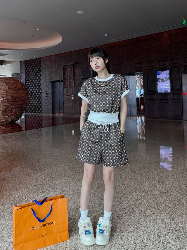 驴满Logo套装 上身就是满满的时髦高级感 自带气场 面料质感很奈斯 时髦又高级 颜色超级正 上身显白又显瘦 自带酷帅感的经典系列 走路都带风上身气场全开 长度