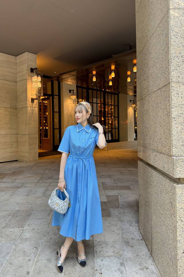 Miu 蓝色翻领短袖连衣裙 品牌字母刺绣Logo点缀 抽绳收腰大裙摆上身超级好看 属于不挑人的裙子简约设计 却穿出优雅的淑女风 通勤约会都很不错 蓝色 Sml