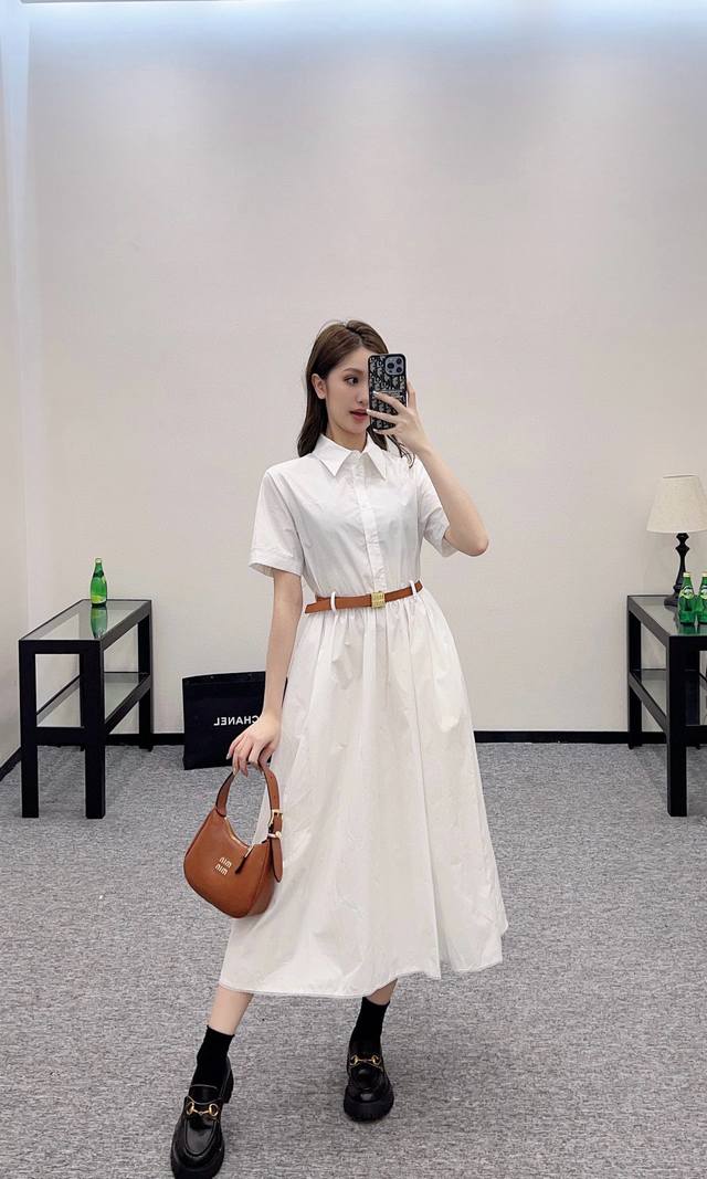 Miu 花边腰带连衣裙 定制Yb斜纹全棉材质 质感舒适细腻 半开襟花边短袖连衣裙版型 裁剪利落修身 腰身立裁起到收腰效果 搭配皮带勾勒 更凸显上短下长的比例优势