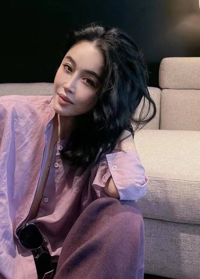 100%苎麻衬衣+100%亚麻裤子淡紫雾色”贵里贵气的淡紫色，一整套高级住，100%苎麻的轻轻柔柔的淡紫色配上100%纯亚麻的高级紫阔腿裤，整体颜色和质感都很出