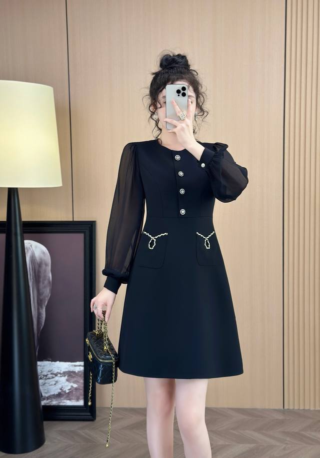 翻单出货 爆款推荐 Miumiu家大爆款 收腰版型 重工定制款 特种工艺定制 简单大气款款式 大爆款 主推款式 颜色:杏色 黑色 尺码：Smlxlxxl