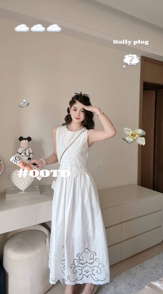 法式优雅名媛气质蕾丝连衣裙 精致的蕾丝拼接 宛如花朵绽放在裙身 尽显浪漫与优雅 宽松的裙摆设计 行走间灵动飘逸 棉质面料柔软亲肤 夏日穿着也倍感舒适 散发独特魅