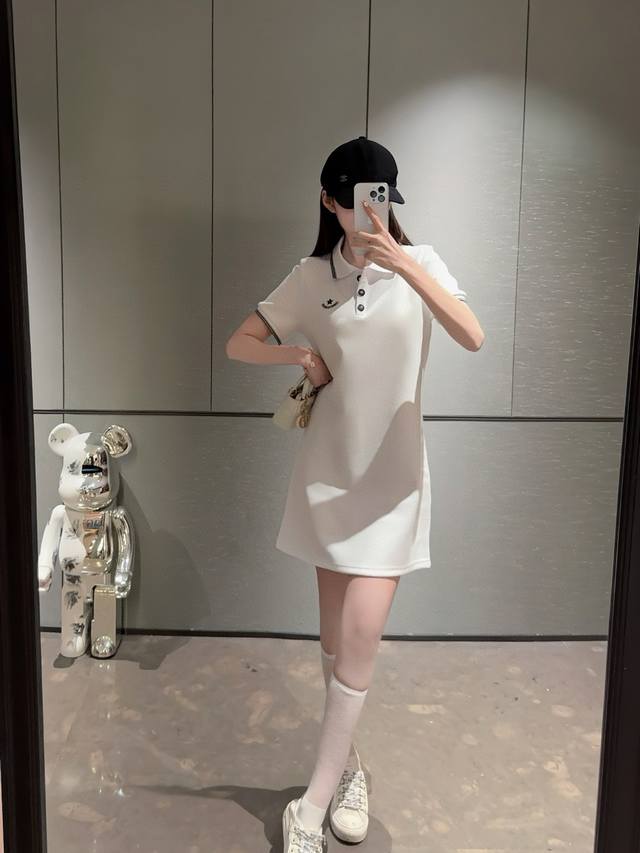 新款连衣裙 翻领Polo设计 专柜超火的订货款，裙型设计太好看了，小A版上身妥妥的白富美日常私服搭配！清新又大方的配色超爱的！Sml