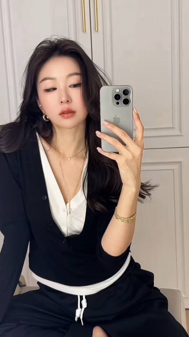 独特撞色设计V领假两件长袖上衣版型微修身 衣身有适中余量 比较不挑人穿的，领口V领弧度适中拉长脖颈线条，显露若隐若现的锁骨勾勒完美线条，不用多费心思就能让整个穿