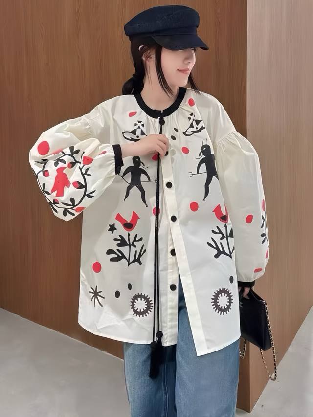 原单爆款！时尚涂鸦灯笼袖衬衫，宽松的灯笼袖，增添俏皮氛围。衣身图案个性十足，似灵动的人物在花丛间舞动，搭配黑色领口与抽绳，简约中透着独特的时尚感 Smlxl