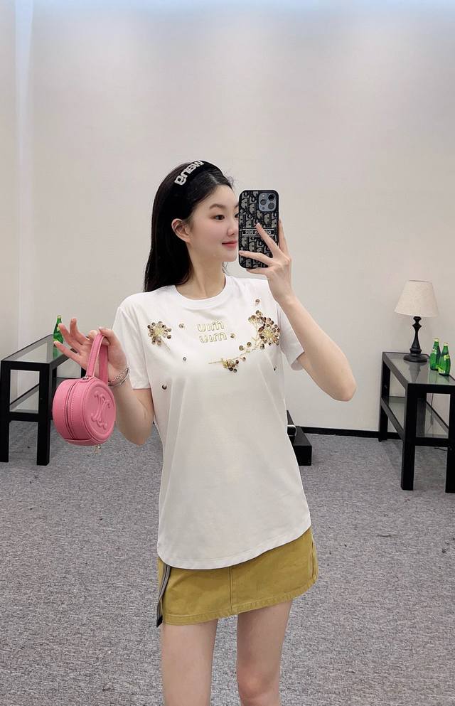 Miumi*新品 重工钉珠定制Yb斜纹全棉材质 透气舒适 质感十足 常规T恤裁剪 凸显品牌格调 采用克重纯棉制成 略带有弹力 呈现显瘦视觉效果 胸前不对称手工缝