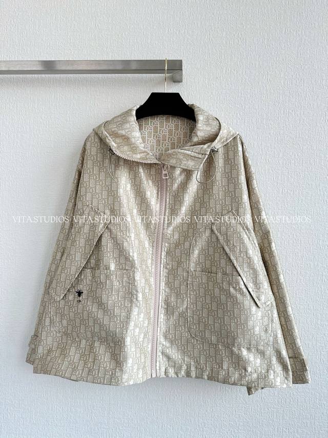 爆款现货 字母连帽外套 定织定染色织提花面料，制作工艺复杂，跟Yb一致手感、厚薄度，爽滑质感，D字内方格状肌理感还原Yb，纱支精细，纹路细腻。花型定位裁剪，复古