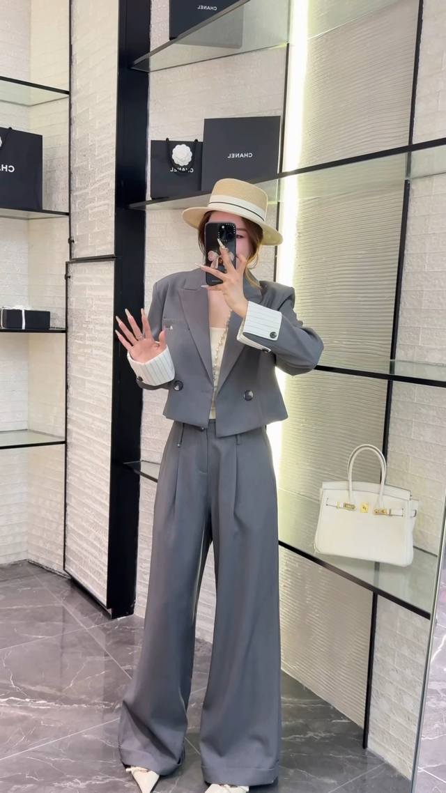 劳拉刺绣套装 短款翻边外套+阔腿裤套装 双排扣西装干练有型 独特的袖口设计增添细节亮点 搭配同色系阔腿长裤修饰身形又显气场 展现自信与优雅 Smlxl